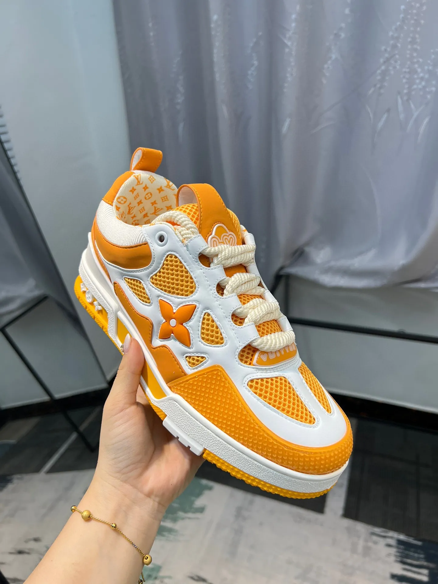Men's men's shoes💰800 LV top version new style purchasing quality LV~Louis Vuitton LV TRAINER's best-looking sneakers, donkey brand strongly promotes new products, official website limited edition retro basketball sneakers! Both high-top and low-top models spent money to purchase 1:1 accurate reproductions of the originals. The details are invincible and full of sincerity. The imported custom-made original cowhide leather is the same as the original package. The details are 100% restored. The private model customizes the original one-piece TPU outsole. It is different from other brands. Without the original version, this effect cannot be achieved!                Men's and women's models 35-40 39-45 (46 is custom-made and cannot be returned or exchanged)